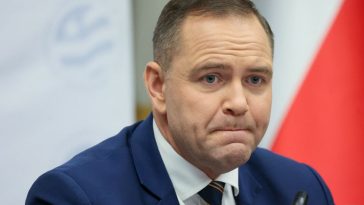 czy nawrocki jest z pisu