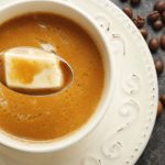 kawa z masłem na co