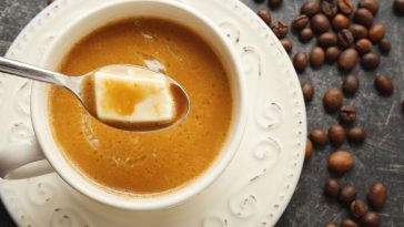 kawa z masłem na co