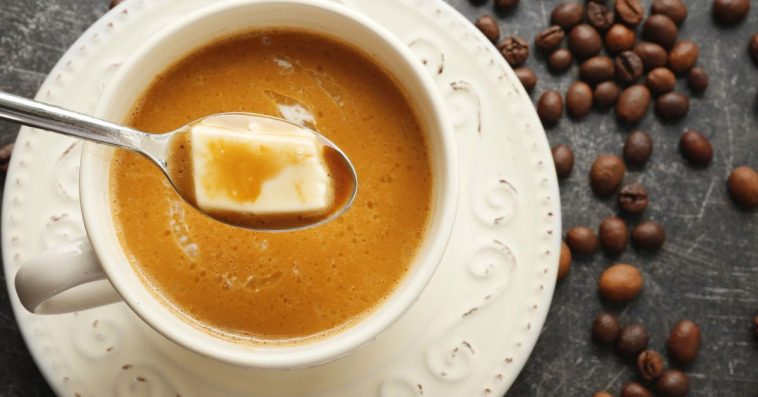 kawa z masłem na co