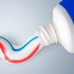 co oznaczają kolory pasków na paście do zębów
