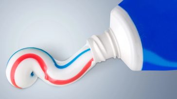 co oznaczają kolory pasków na paście do zębów