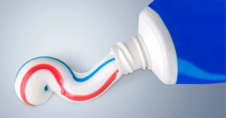 co oznaczają kolory pasków na paście do zębów