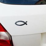 co oznacza symbol ryby na samochodzie