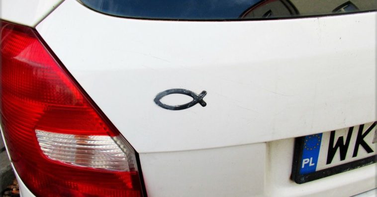 co oznacza symbol ryby na samochodzie