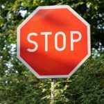 Znak STOP vs. znak ustąp pierwszeństwa – czym się różnią?