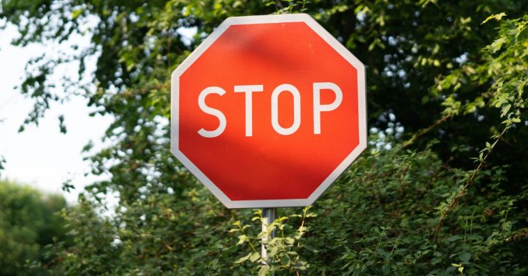 Znak STOP vs. znak ustąp pierwszeństwa – czym się różnią?