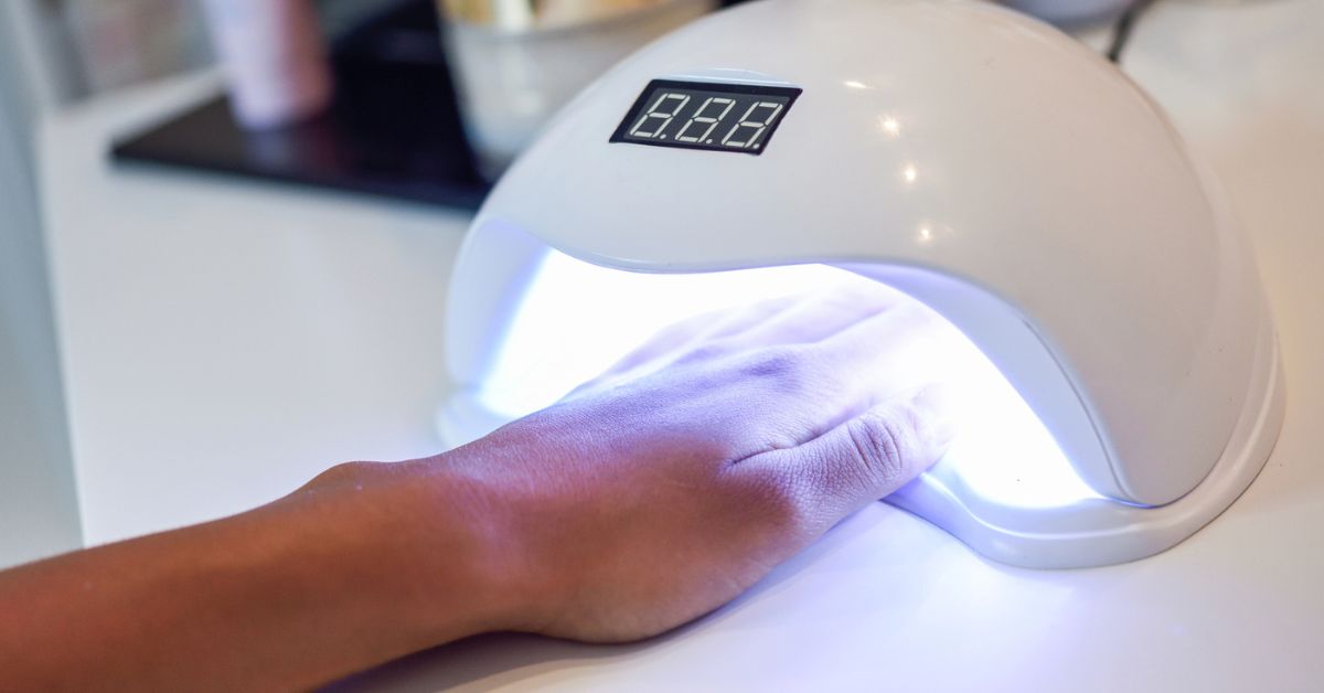 Hybryda na paznokciach. Czy szkodzi? Znana dermatolog bije na alarm