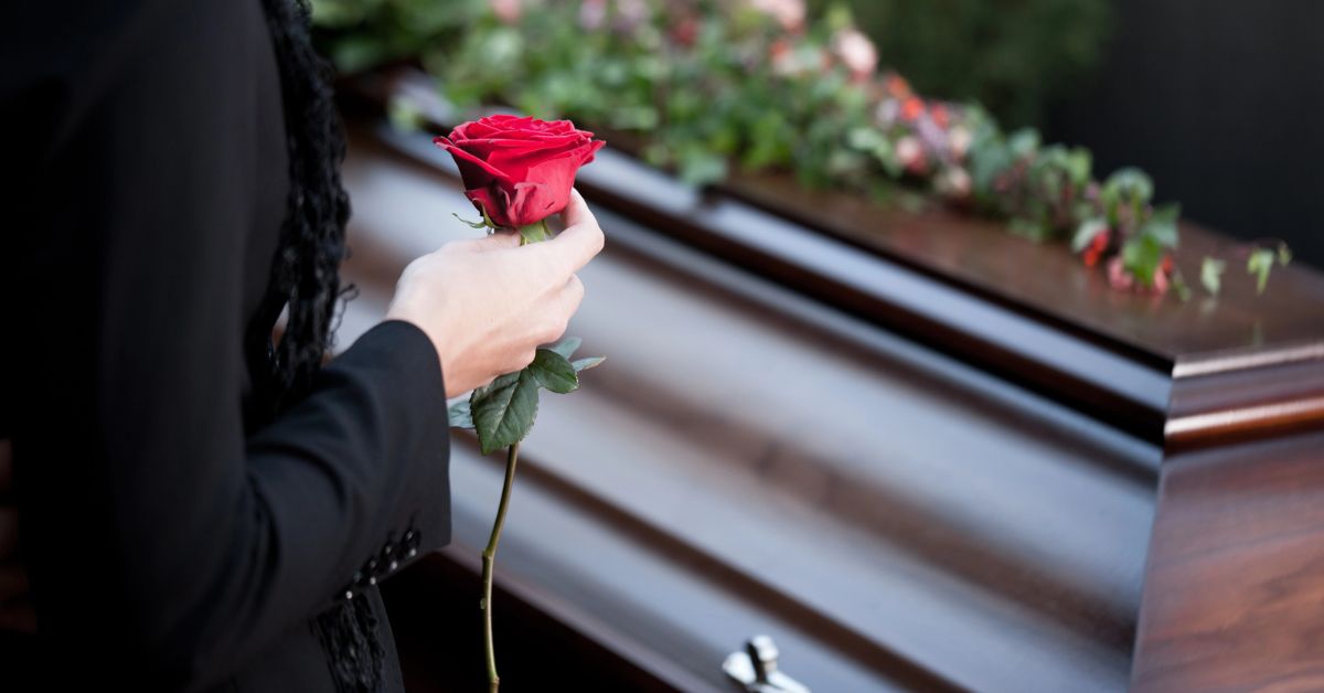 Co to jest pogrzeb humanistyczny? Jak wygląda i ile kosztuje pogrzeb dla niewierzących?