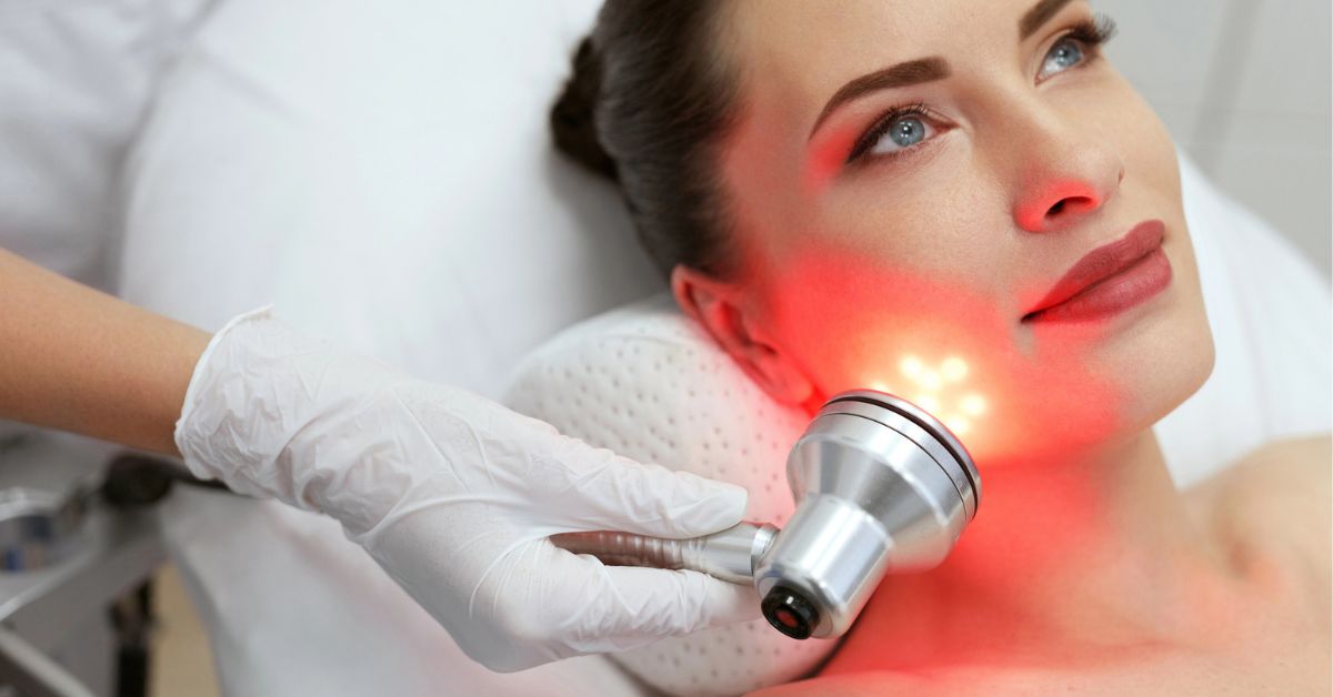 Terapia światłem czerwonym na twarz. Korzyści, przeciwwskazania i skutki uboczne