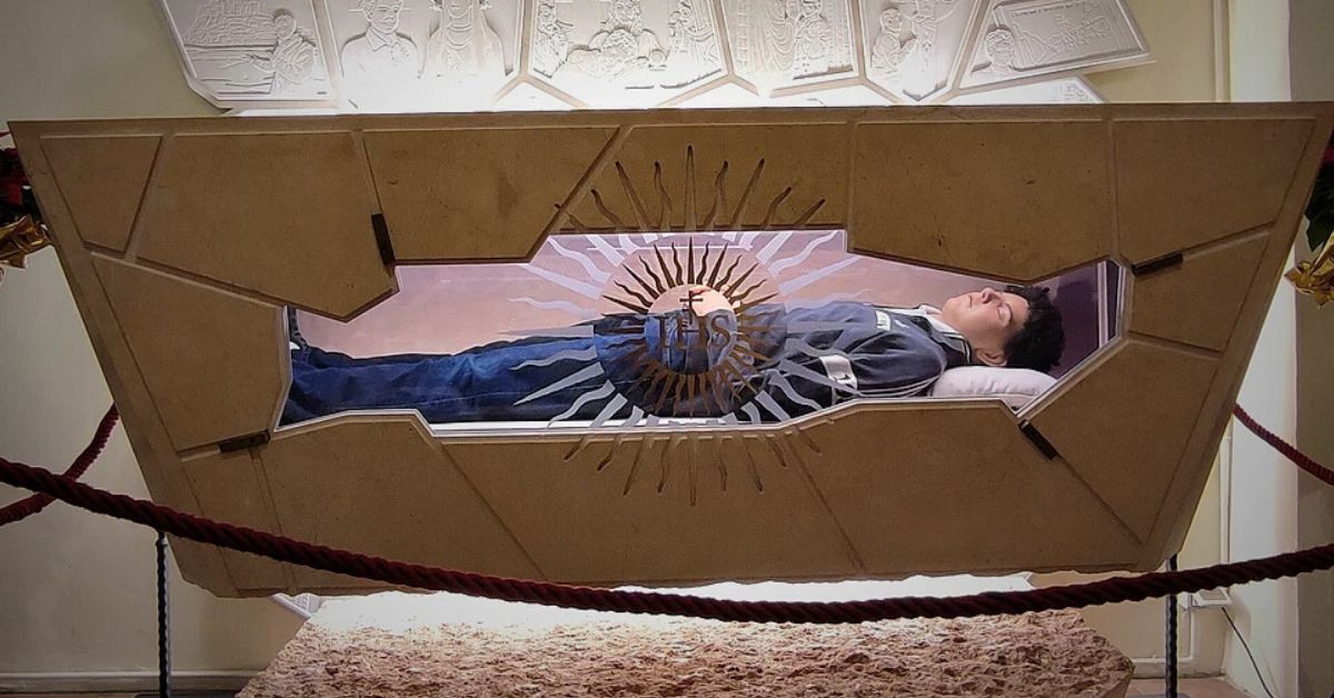 Kim był Carlo Acutis? Życiorys, rodzice, śmierć, cud i kanonizacja 15-latka