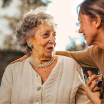 opieka nad seniorem w domu zasiłek cena