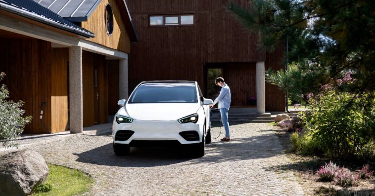 wiata na samochód drewniana metalowa przy domu