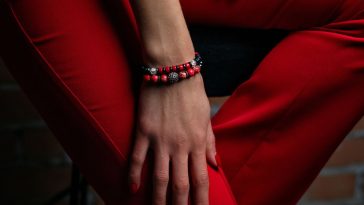 czerwona bransoletka ze sznurka znaczenie