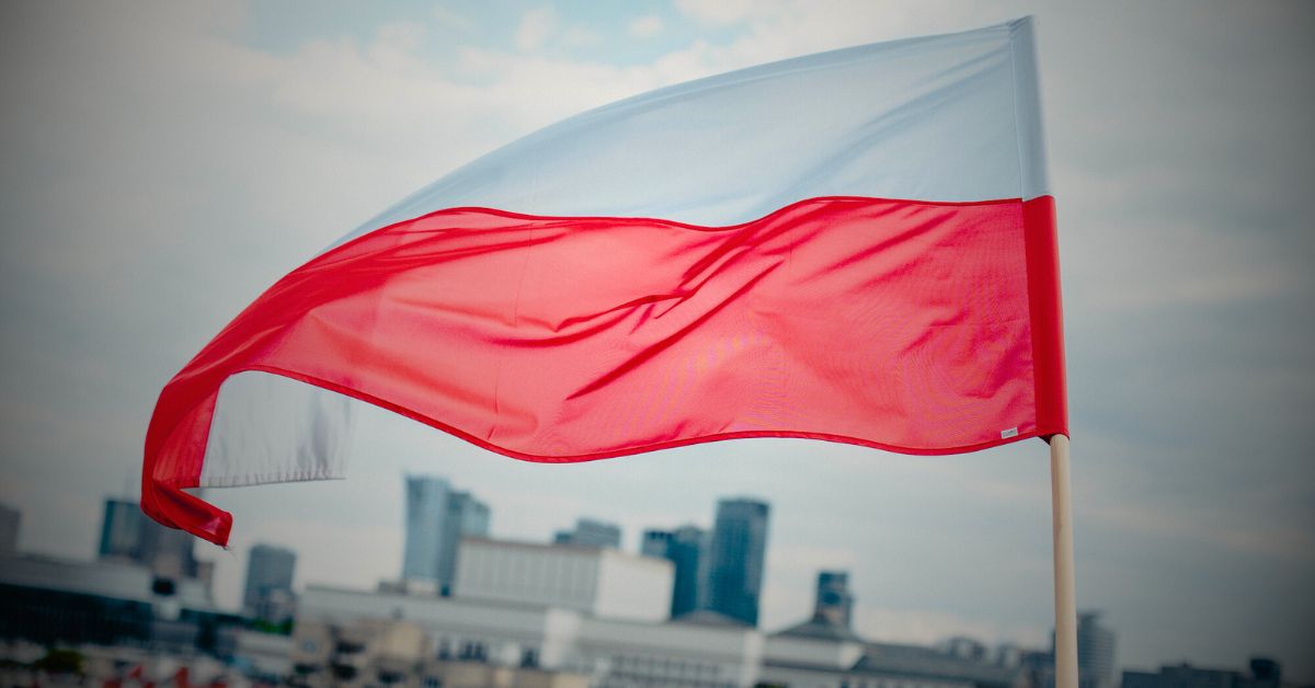 Wywieszenie flagi 11 listopada w ten sposób źle się kończ. Grożą za to spore kary