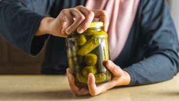 jak otworzyć słoik z ogórkami kiszonymi