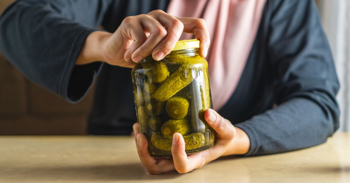 Słoik nie chce się otworzyć? Ten prosty trik rozwiązuje problem w 10 sekund