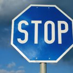 niebieski znak stop co oznacza