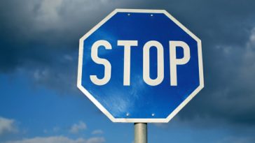 niebieski znak stop co oznacza