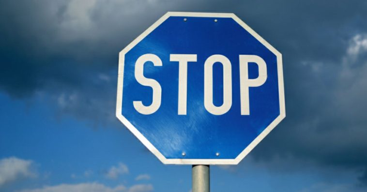 niebieski znak stop co oznacza