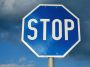 niebieski znak stop co oznacza