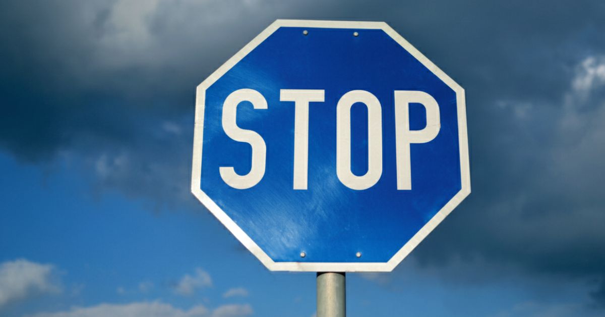 Niebieski znak STOP wprawia w osłupienie. Mało kto wie, co adekwatnie oznacza