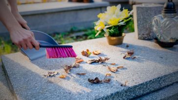 jak usunąć wosk z pomnika