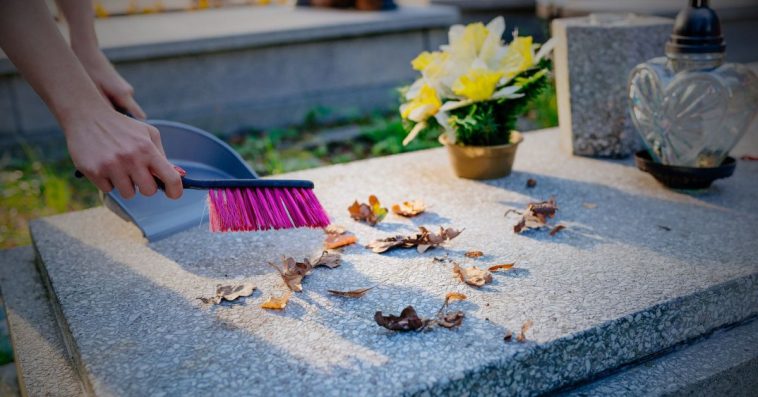 jak usunąć wosk z pomnika