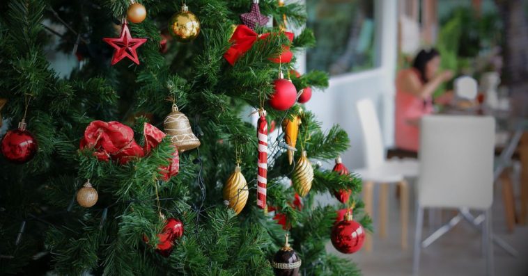 jak wyczyścić sztuczną choinkę