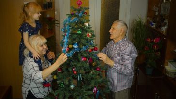 sztuczna choinka jak żywa z lampkami