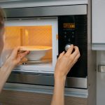 czego nie można nie wolno wkładać do mikrofali