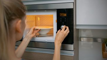 czego nie można nie wolno wkładać do mikrofali