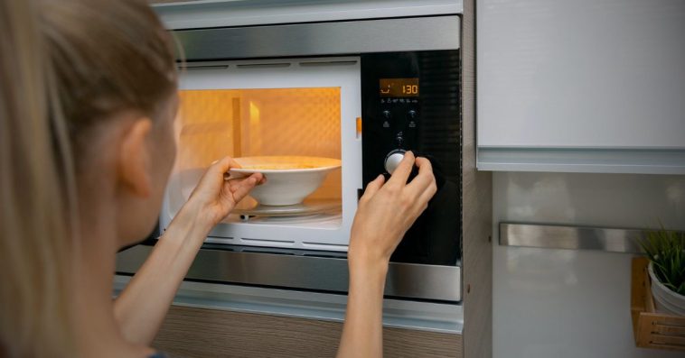 czego nie można nie wolno wkładać do mikrofali