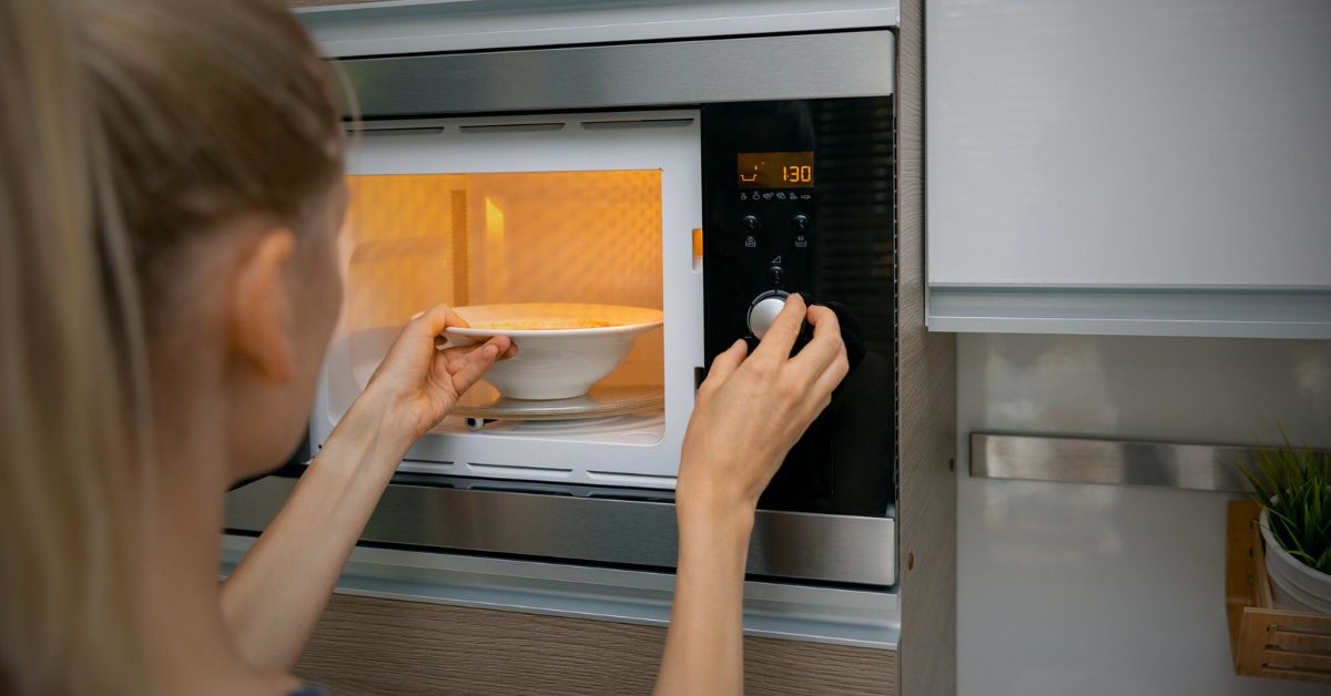 Tego nie wolno odgrzewać w mikrofalówki. Niektóre produkty mogą eksplodować