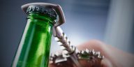 Jak otworzyć piwo bez otwieracza