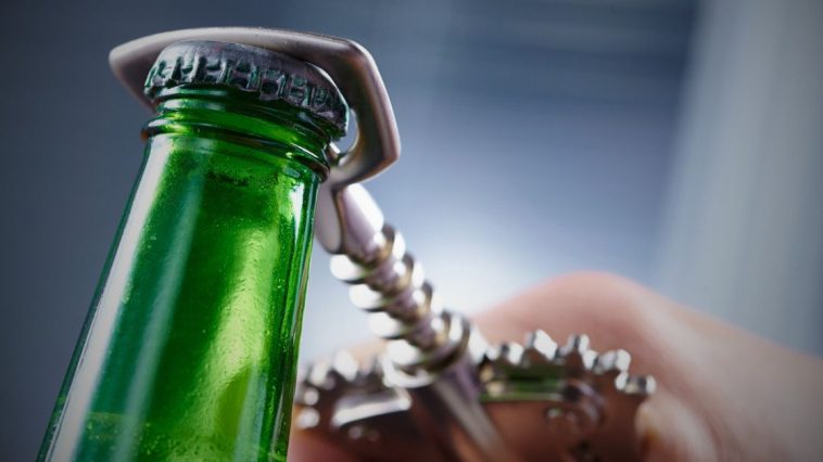 Jak otworzyć piwo bez otwieracza