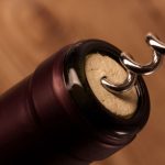 jak otworzyć wino z korkiem bez korkociągu