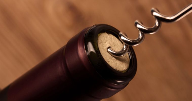 jak otworzyć wino z korkiem bez korkociągu