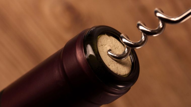 jak otworzyć wino z korkiem bez korkociągu