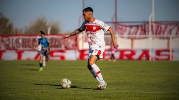 cofnięcie się z piłką