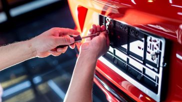 co oznacza różowa tablica rejestracyjna