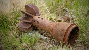 pocisk artyleryjski w odbycie