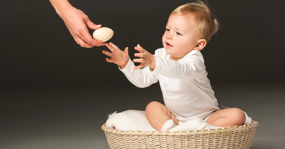 Czy niemowlak może zjeść jajko na Wielkanoc? Pediatra nie ma złudzeń