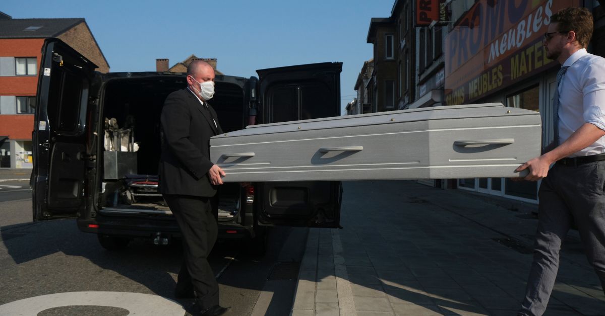 Ile zarabia pracownik domu pogrzebowego w 2026 roku? Kwoty wyszły na jaw