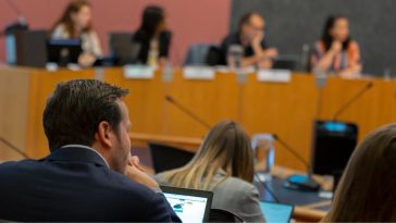 Ile zarabia radny miasta gminy powiatu