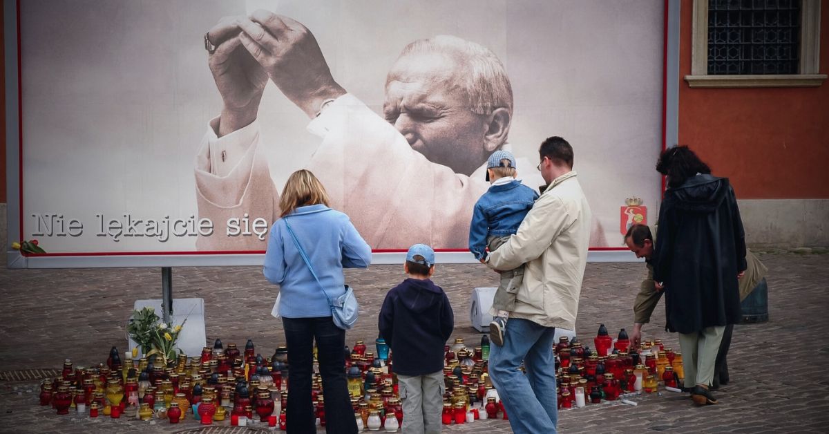 Odtajniono długo skrywaną prawdę o Janie Pawle II. Dziennikarze są w szoku