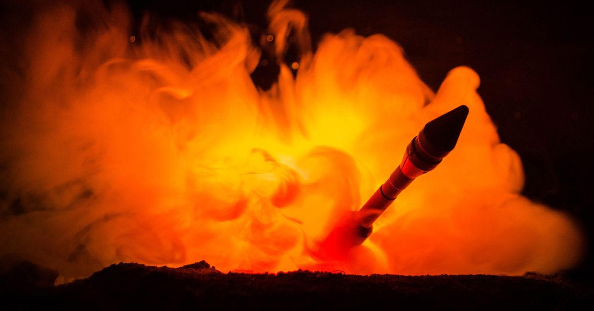 PILNY KOMUNIKAT. „Pocisk balistyczny z Iranu wszedł w naszą przestrzeń powietrzną”