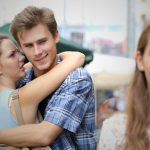 dlaczego faceci oglądają się za innymi