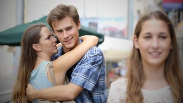 dlaczego faceci oglądają się za innymi