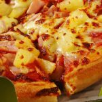 skąd pochodzi pizza hawajska
